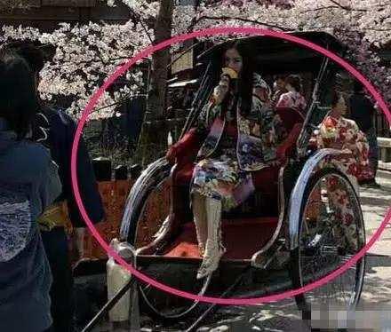 杨幂穿和服和张大大日本赏樱花 网友: 穿个睡衣就出来溜达-2.jpg