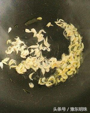 早餐饼加入它最好吃，农村妈妈教你做美食，简单美味饭店吃不到！-4.jpg