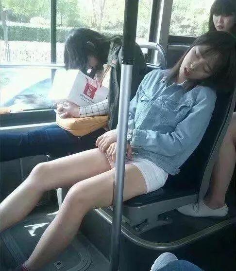 搞笑段子:熊孩子,不要这么调皮,小姐姐的衣服都要被你扯掉了-3.jpg