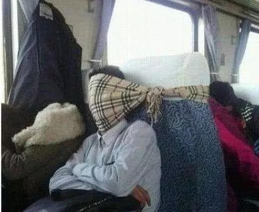 搞笑段子:熊孩子,不要这么调皮,小姐姐的衣服都要被你扯掉了-5.jpg