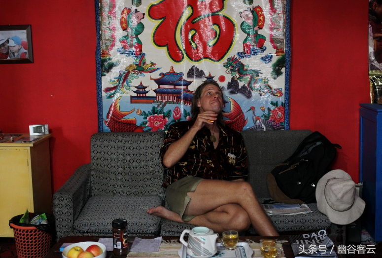 美国男子在中国娶妻生子，最后抛下妻子和孩子独身来到大山生活-1.jpg