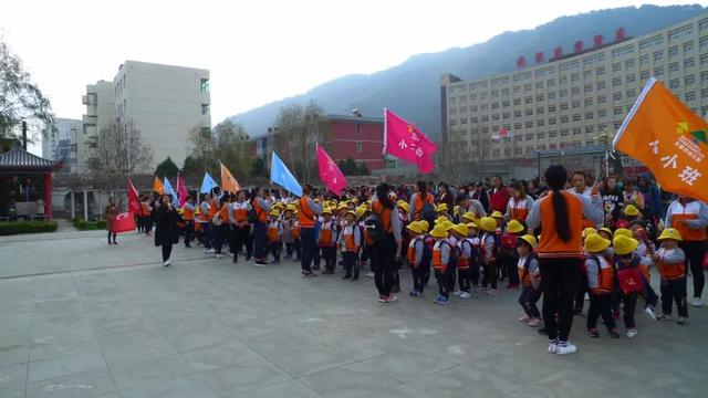 美丽春天的又一道风景——黄龙县水磨坊幼儿园亲子同行，踏青远足-6.jpg