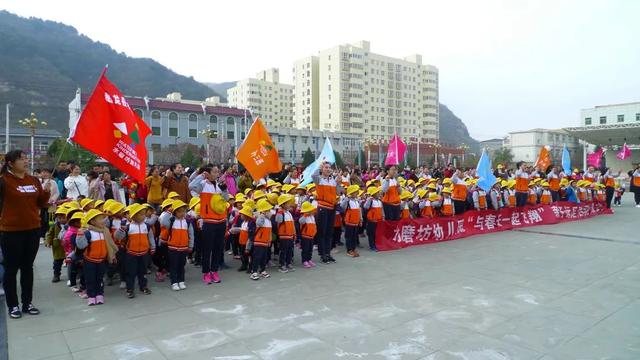 美丽春天的又一道风景——黄龙县水磨坊幼儿园亲子同行，踏青远足-17.jpg