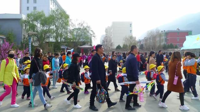 美丽春天的又一道风景——黄龙县水磨坊幼儿园亲子同行，踏青远足-19.jpg