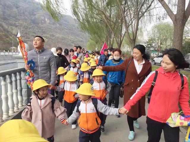 美丽春天的又一道风景——黄龙县水磨坊幼儿园亲子同行，踏青远足-25.jpg