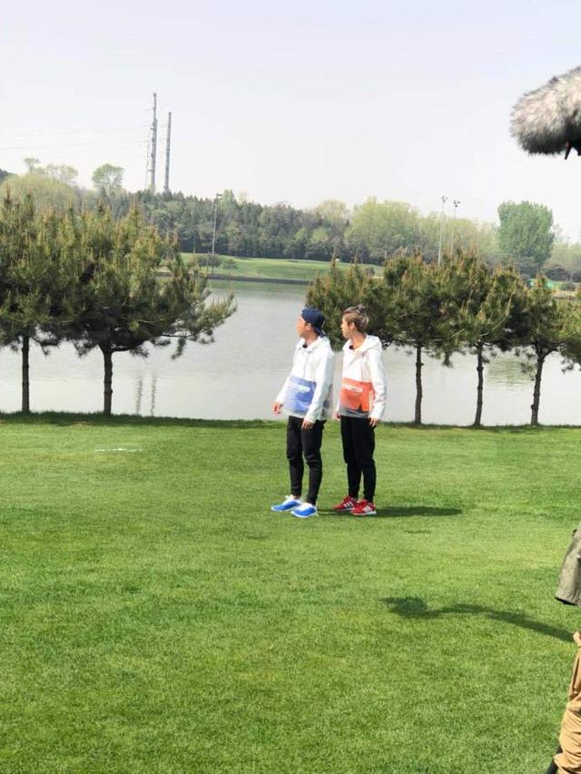 《奔跑吧》最新路透：苹果头鹿晗摔一身泥超萌，与郑恺PK爆笑不断-5.jpg