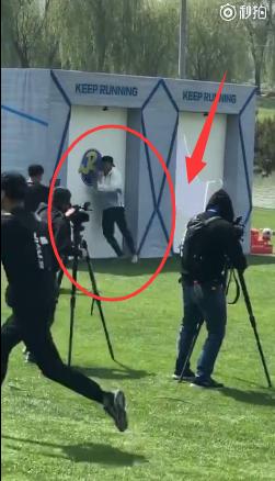 《奔跑吧》最新路透：苹果头鹿晗摔一身泥超萌，与郑恺PK爆笑不断-12.jpg