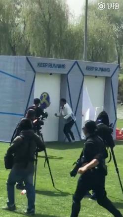 《奔跑吧》最新路透：苹果头鹿晗摔一身泥超萌，与郑恺PK爆笑不断-11.jpg