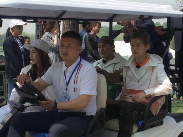 《奔跑吧》最新路透：苹果头鹿晗摔一身泥超萌，与郑恺PK爆笑不断-14.jpg