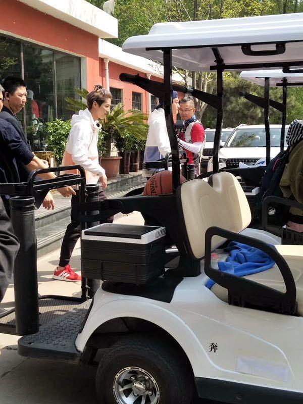 《奔跑吧》最新路透：苹果头鹿晗摔一身泥超萌，与郑恺PK爆笑不断-16.jpg