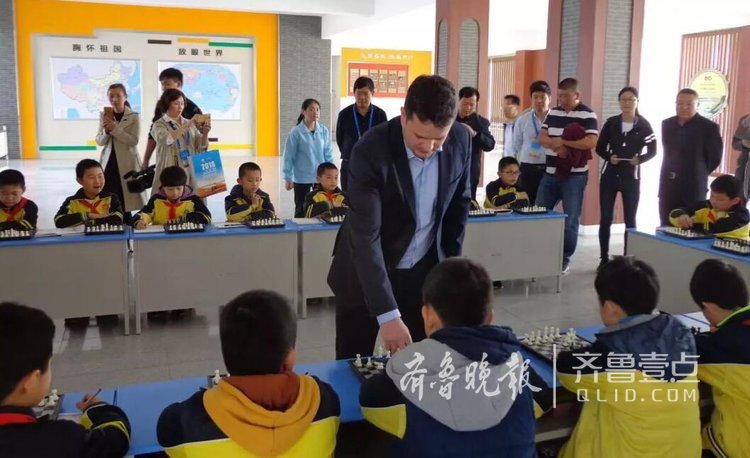 聊城：国际象棋特级大师进校园-6.jpg