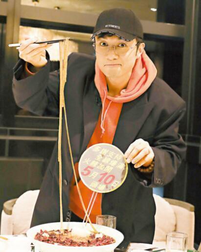 古巨基吃特制加长面庆祝演唱会加场 老婆替挡酒显恩爱-1.jpg