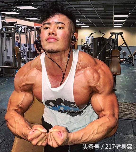 这个20出头的亚裔小伙子，在美国健美圈，这种身材都算很霸道了-5.jpg
