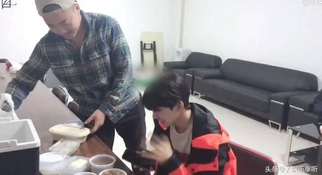 TFBOYS对助理的称呼：王俊凯搞笑，千玺暖心，王源让人意想不到-6.jpg