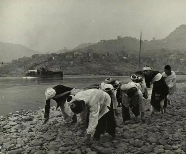 1946年美国《生活》杂志拍摄的长江三峡纤夫-2.jpg