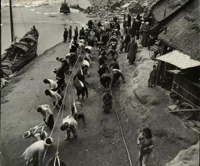 1946年美国《生活》杂志拍摄的长江三峡纤夫-3.jpg