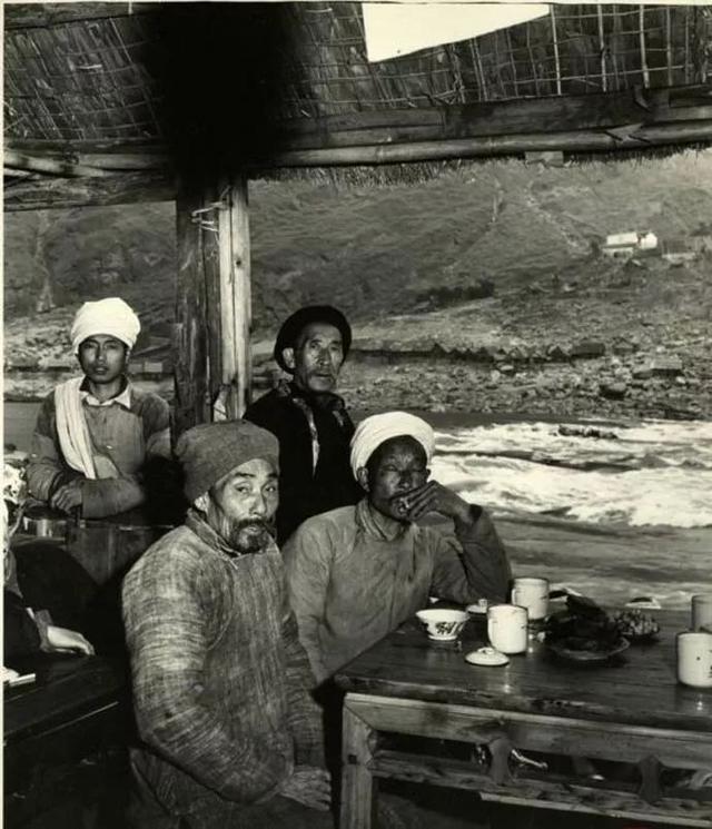 1946年美国《生活》杂志拍摄的长江三峡纤夫-7.jpg