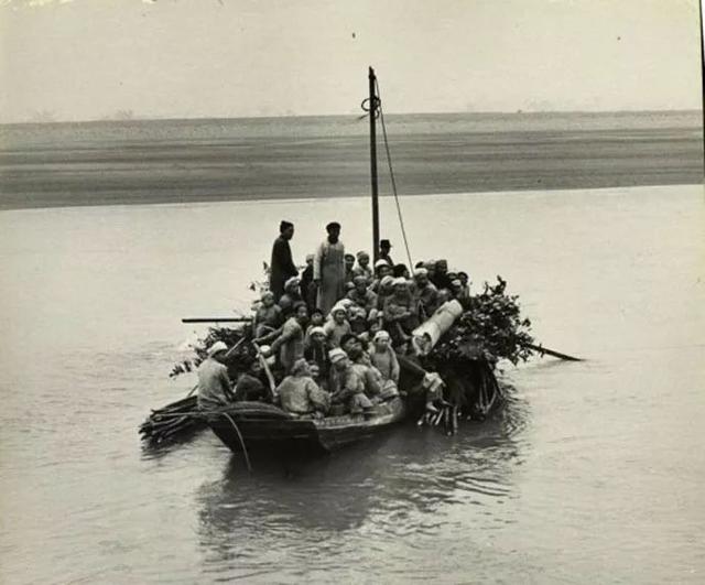 1946年美国《生活》杂志拍摄的长江三峡纤夫-8.jpg