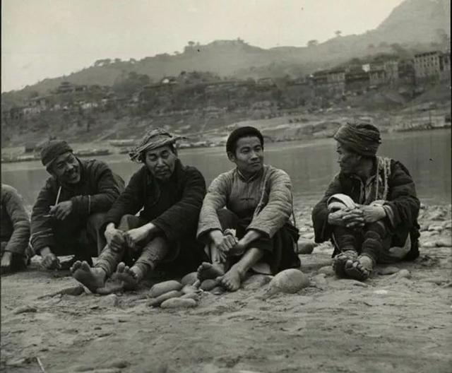 1946年美国《生活》杂志拍摄的长江三峡纤夫-9.jpg