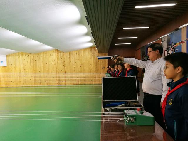 好棒！荣光国际学校成为金华第一个开展射击项目的学校！全国劳模校长都忍不住拿起来了枪-7.jpg