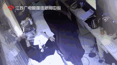 “你的刀好丑哦！”凌晨遭遇持刀抢劫，姑娘边玩手机边鄙视…-5.jpg