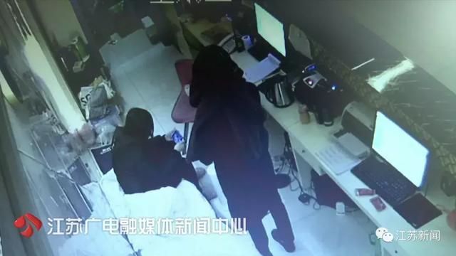 “你的刀好丑哦！”凌晨遭遇持刀抢劫，姑娘边玩手机边鄙视…-7.jpg