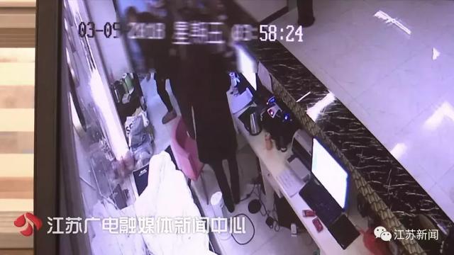 “你的刀好丑哦！”凌晨遭遇持刀抢劫，姑娘边玩手机边鄙视…-10.jpg