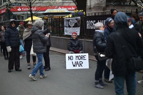 美国民众举行反战游行 抗议美英法空袭叙利亚-5.jpg