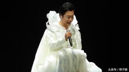 娱乐号外：近日李玉刚演唱会发生舞台故障事故，庆幸人没事情-1.jpg