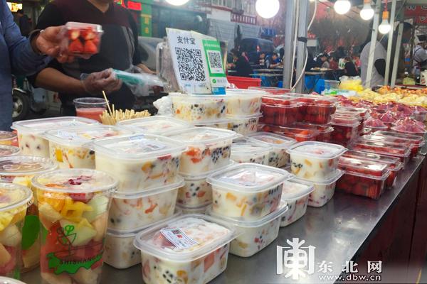 哈尔滨师大夜市美食如云 “吃货”排队到腿软-10.jpg