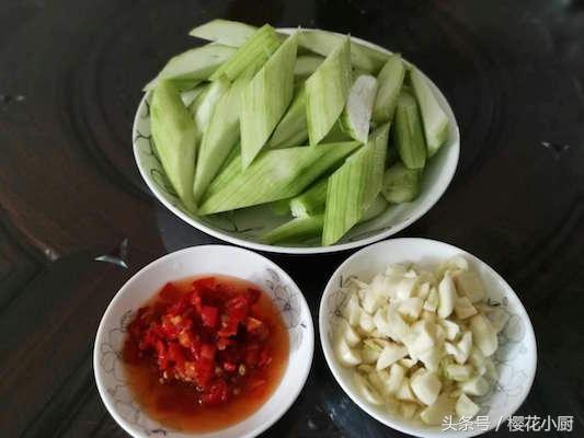 推荐一道美容菜：炒丝瓜，帅哥美女的最爱-1.jpg