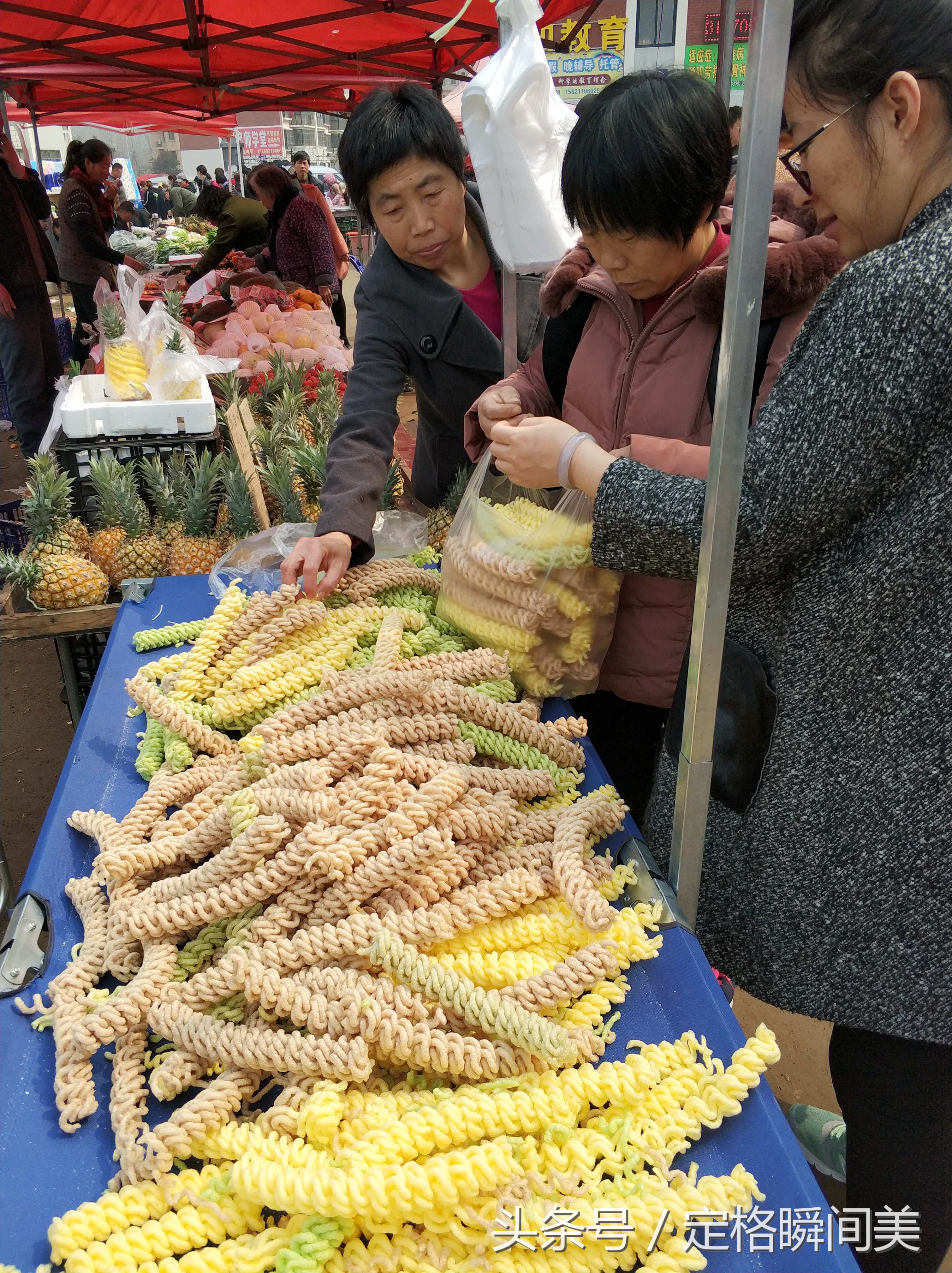 大集上美食卖5元一袋 自己拿袋能装多少是多少 大妈使劲塞赚大了-3.jpg