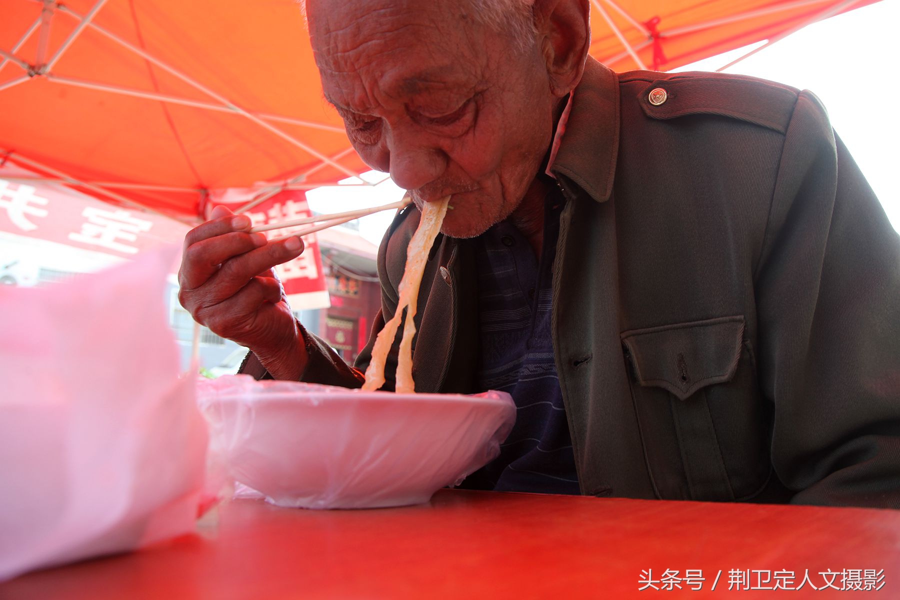 中年农民卖这种美食小吃一天300碗看他忙成啥样子-8.jpg